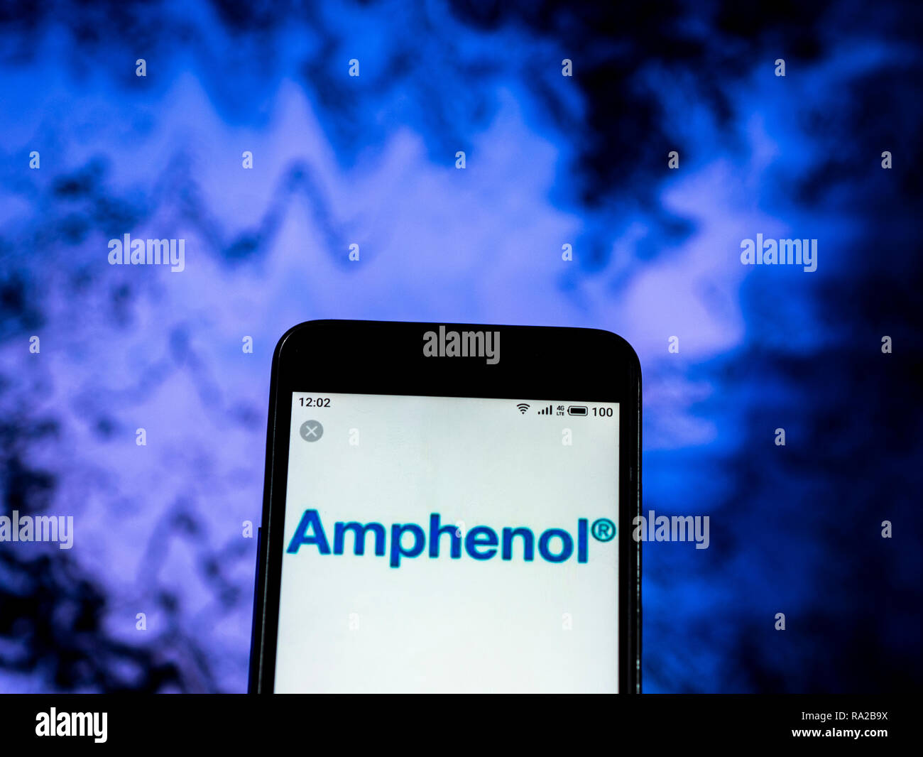 Câble fibre optique d'Amphenol logo de l'entreprise de fabrication vu affichée sur smart phone Banque D'Images