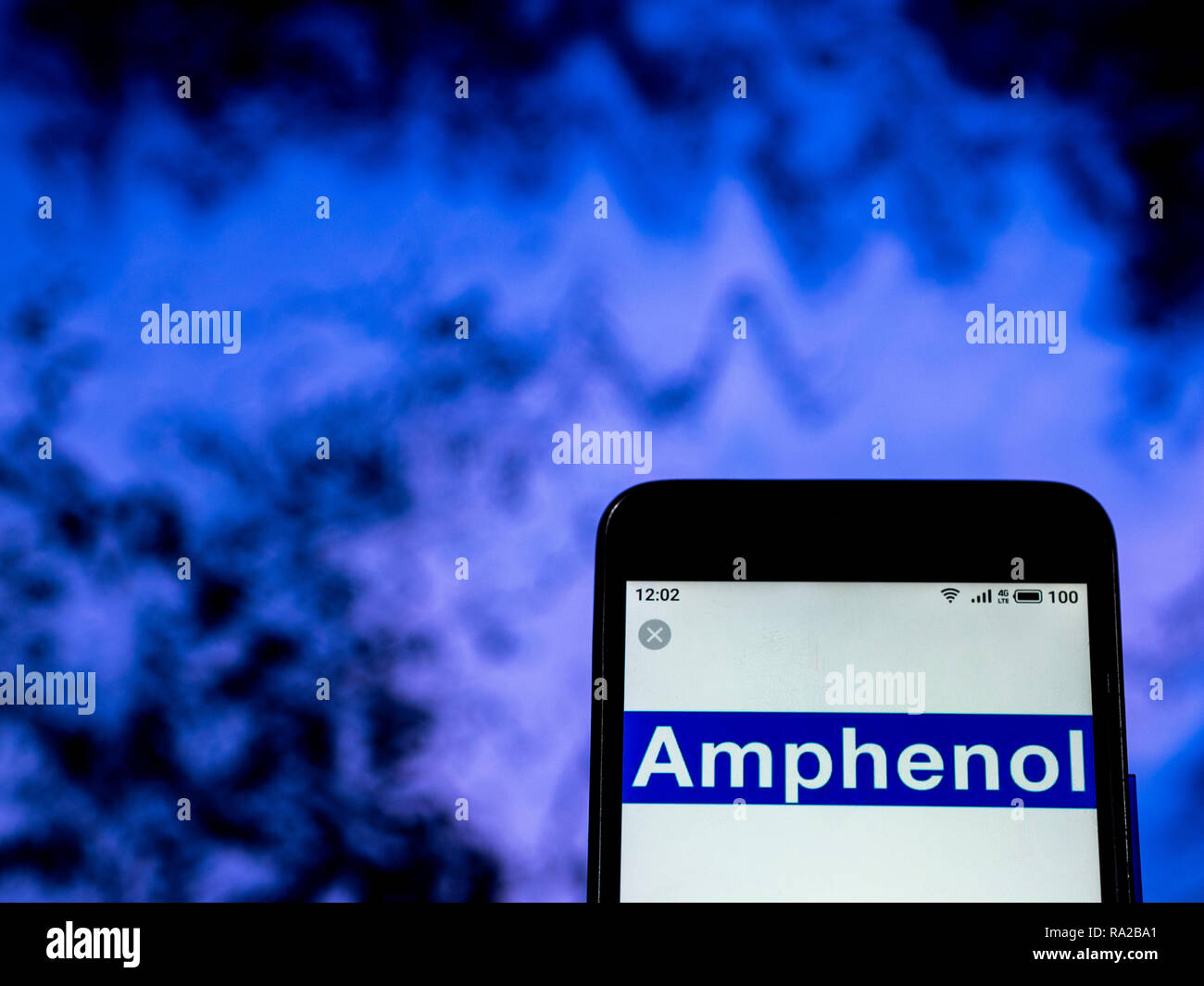 Câble fibre optique d'Amphenol logo de l'entreprise de fabrication vu affichée sur smart phone Banque D'Images