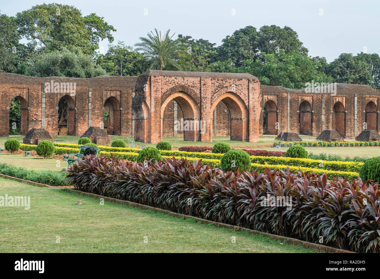 PANDUA, Bengale occidental, Inde - l'Adina mosquée, la plus grande mosquée du sous-continent indien, a été construit au cours du 14 siècle. Banque D'Images