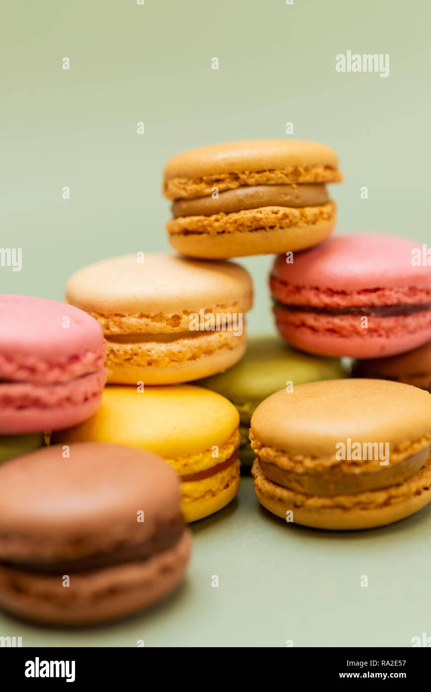 Vintage de couleur pastel ou macarons macarons français sur fond vert Banque D'Images