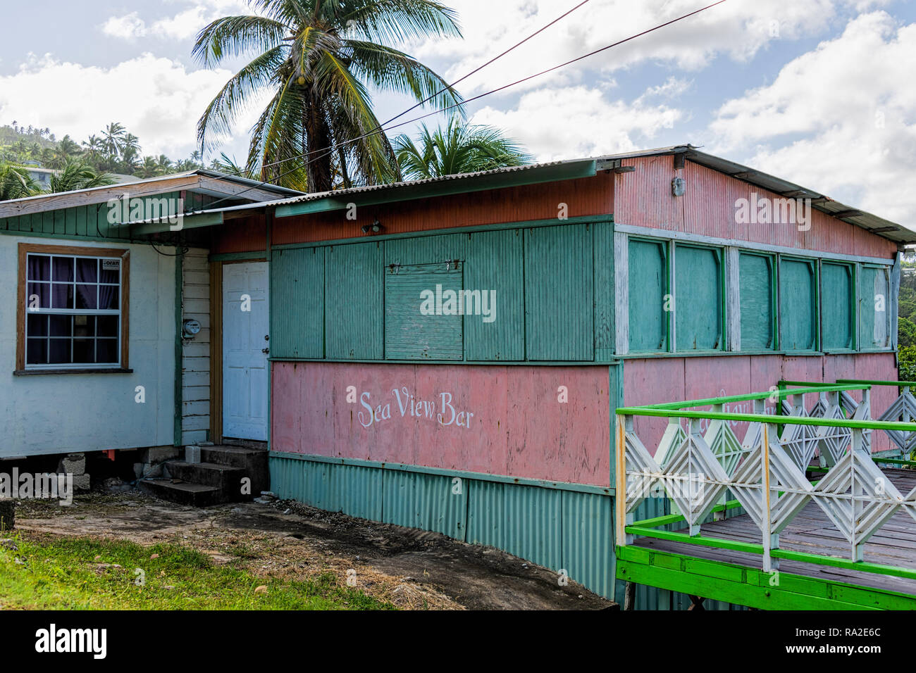 En bois vert et rose remise barbadienne utilisé comme Bar Vue sur la mer, la Barbade Banque D'Images