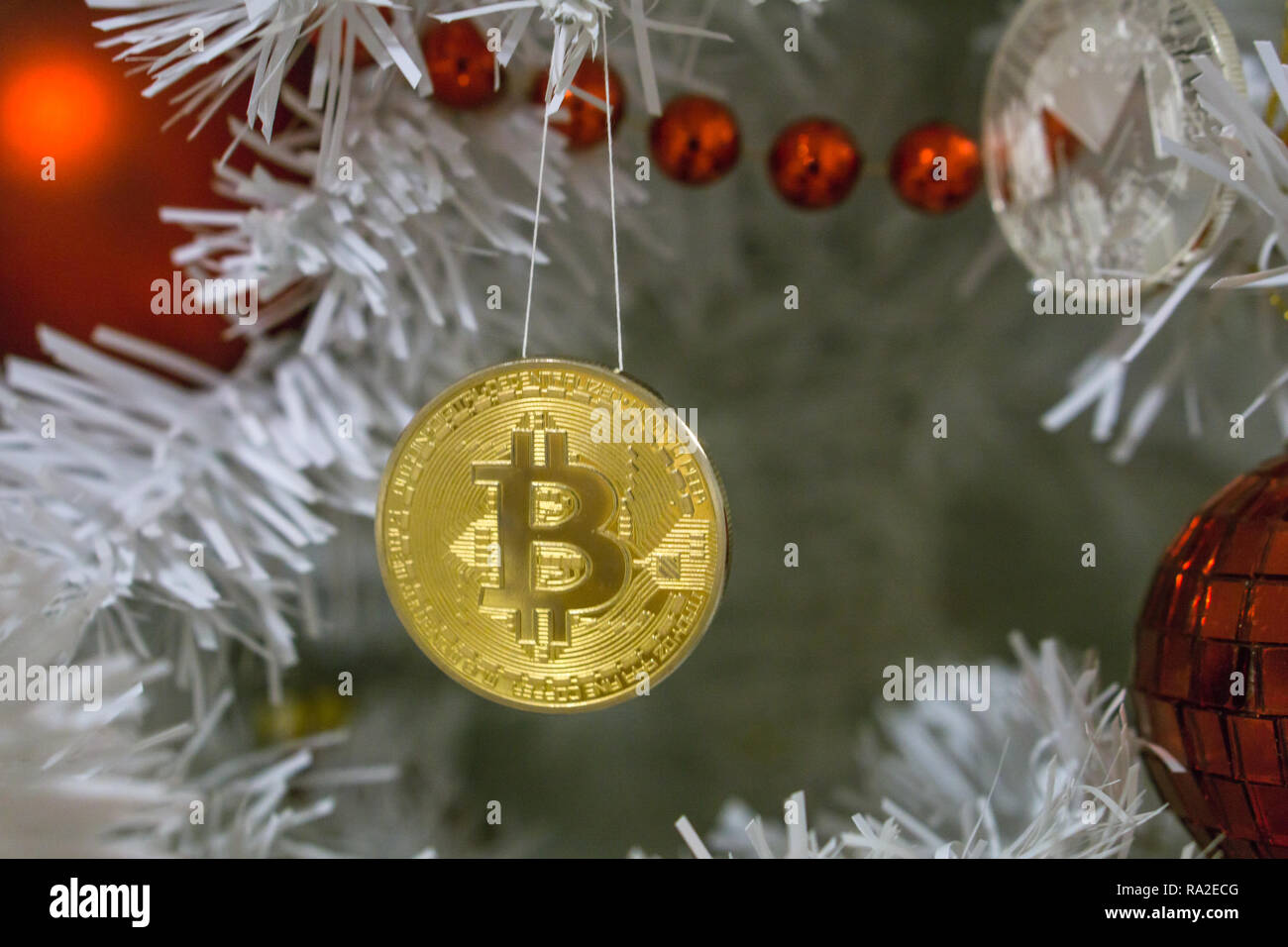 Et Bitcoin Noël, nouvel an bitcoin gold. Bitcoin Cryptocurrency sur un arbre de Noël Banque D'Images