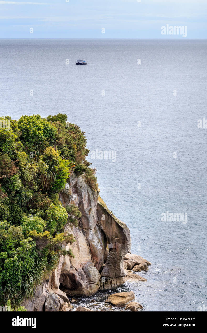 Vue du Belvédère à tête Pitt bateau dans l'océan, Te Pukatea boucle de raccordement, parc national Abel Tasman. Banque D'Images