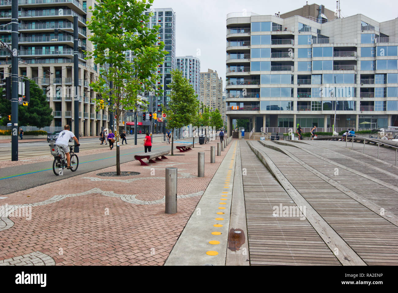 Queens Quay et piste cyclable quai en bois, Queens Quay, district de Harbourfront, Toronto, Ontario, Canada Banque D'Images