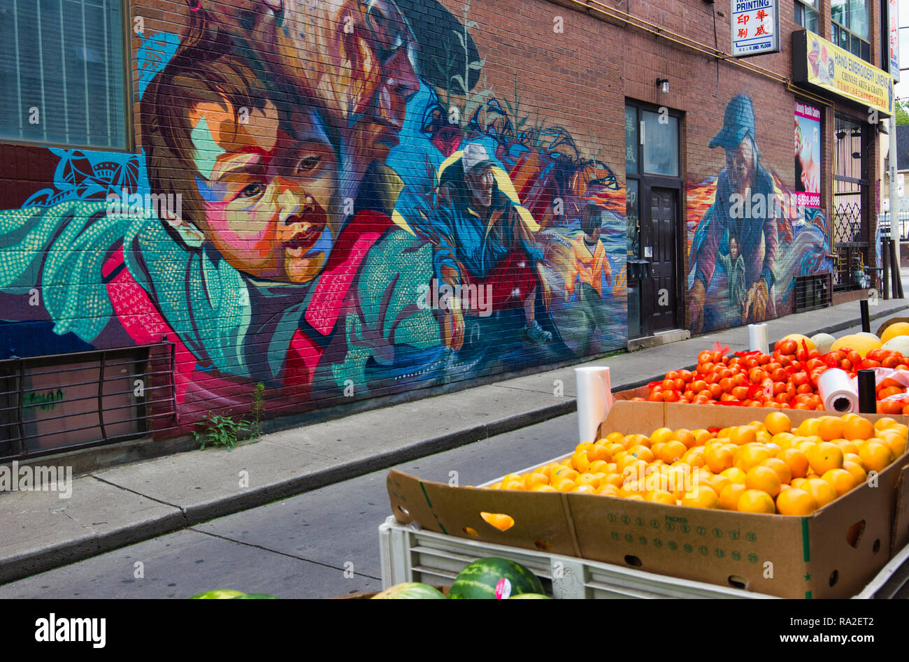 Peinture murale et des fruits pour la vente dans la rue du marché, Chinatown, Toronto, Ontario, Canada Banque D'Images