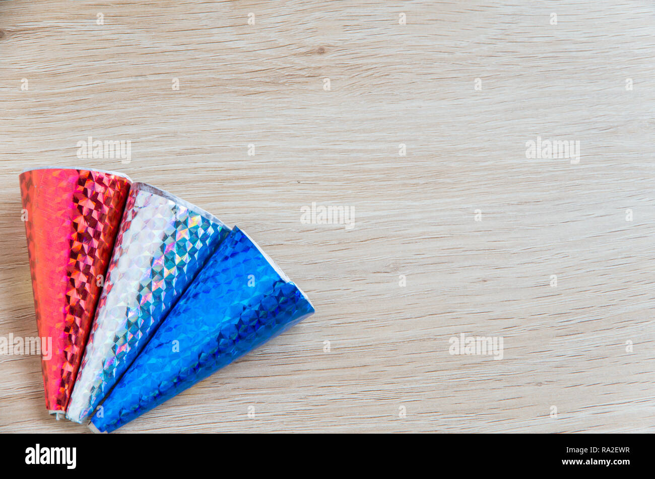Rouge Blanc et bleu "dépilés" poppers parti sur un fond de bois Banque D'Images