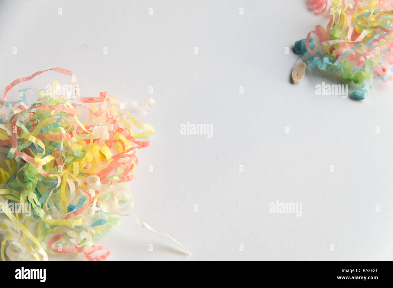 Des banderoles sur un fond de bois après être sorti de popper Banque D'Images