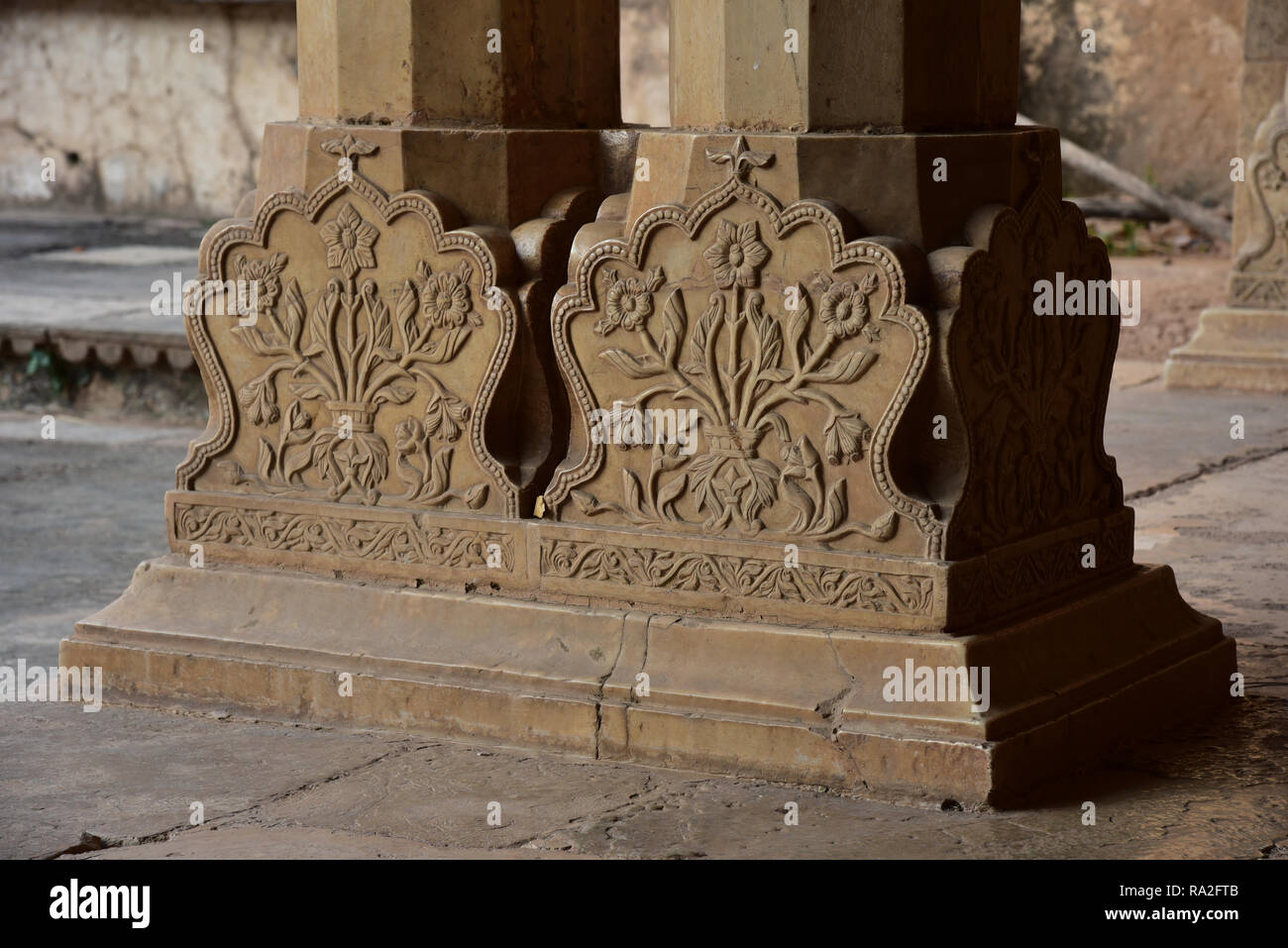 Sculpté de style Rajput bases florales de piliers de pierre trouvés dans l'ensemble de la merveilleuse Garh Palace, Bundi, Rajasthan, Inde de l'Ouest, en Asie. Banque D'Images