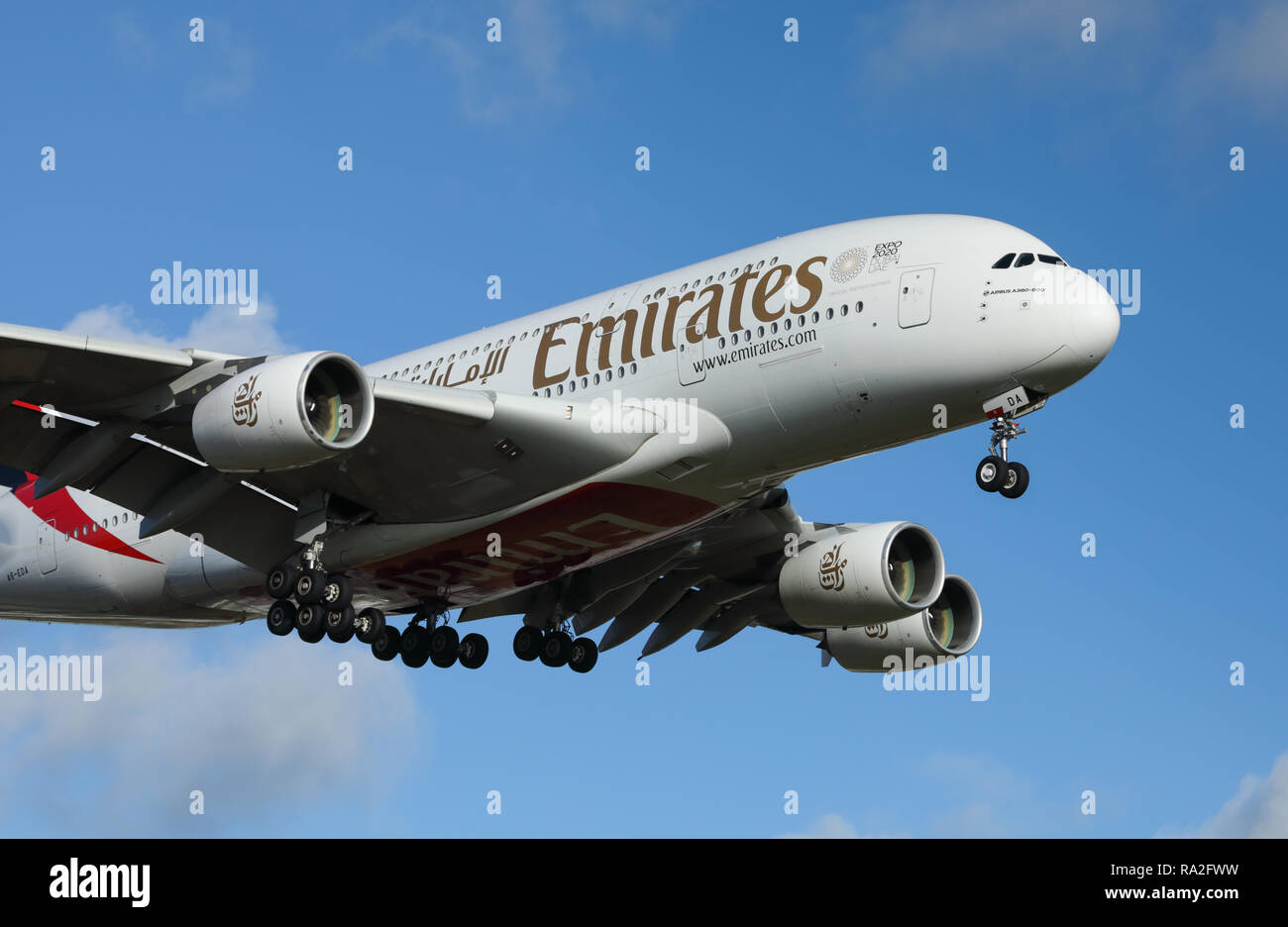 Unis d'un avion de passagers de l'Airbus A380, n° de série A6-EDA, s'approchant de la piste à l'aéroport international de Birmingham, West Midlands, Royaume-Uni. Banque D'Images