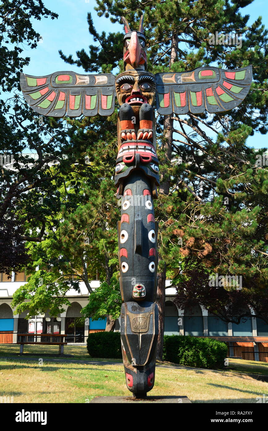 Pôle Totem des Premières nations au parc Thunderbird, Victoria, C.-B. Banque D'Images