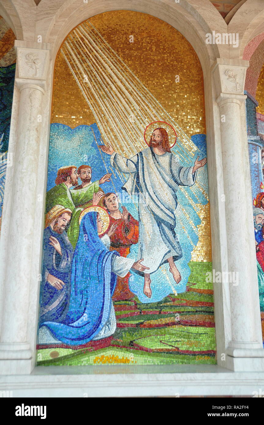 Mosaïques religieuses dans une église de Gulianova Italie Banque D'Images