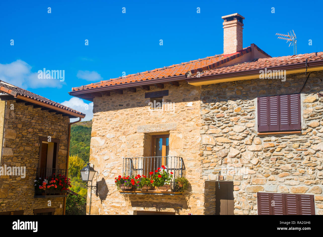 Façade de maisons. Horcajo de la Sierra, province de Madrid, Espagne. Banque D'Images