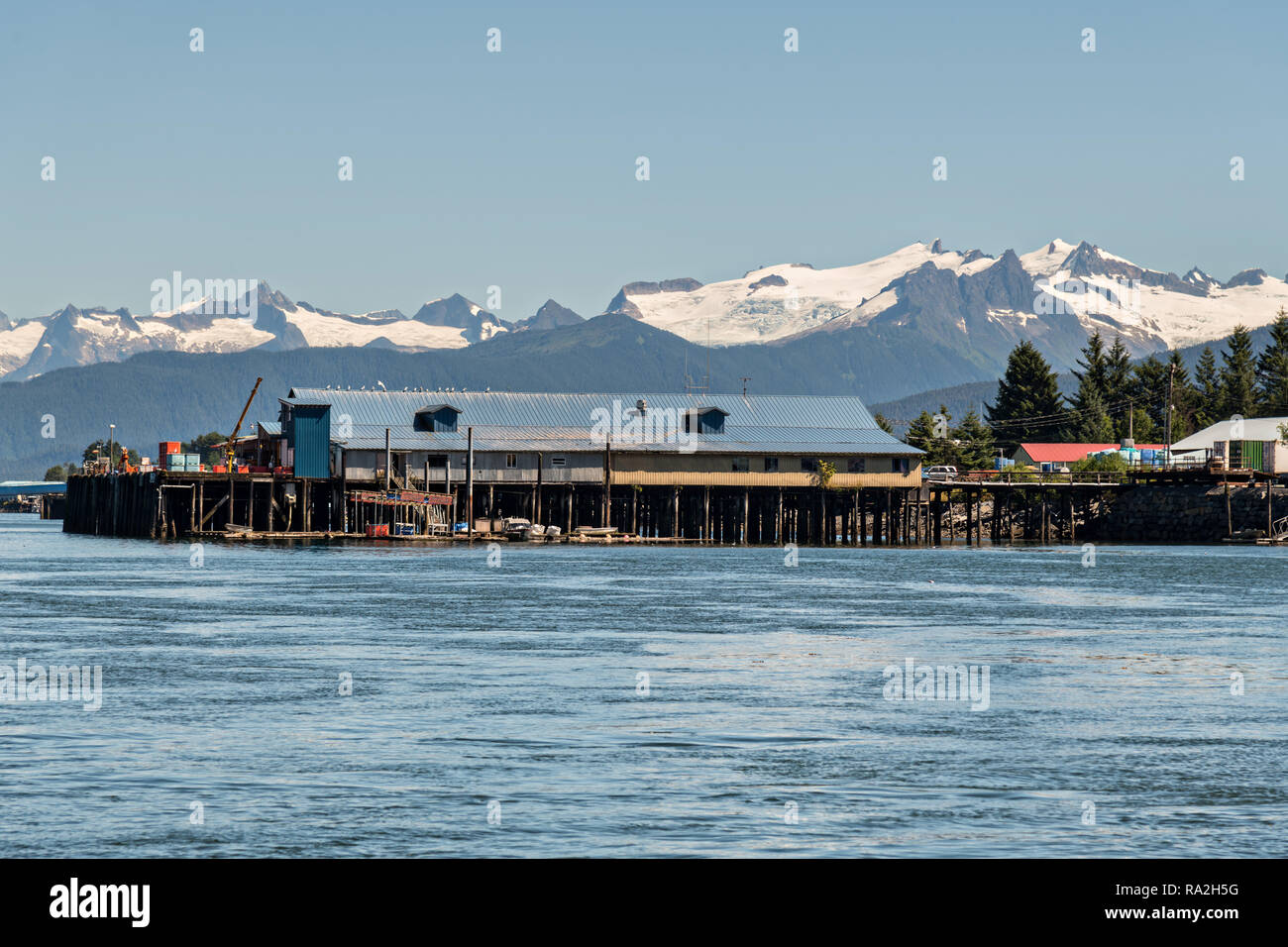 Une conserverie sur le petit village de Pétersbourg sur île Mitkof Wrangell Narrows le long de la région de Frederick Sound avec la côte de l'Alaska Gamme de montagnes derrière sur l'île Mitkof, en Alaska. Petersburg réglé par immigrant norvégien Peter Buschmann est connue comme la Petite Norvège en raison de la forte proportion de personnes d'origine scandinave. Banque D'Images