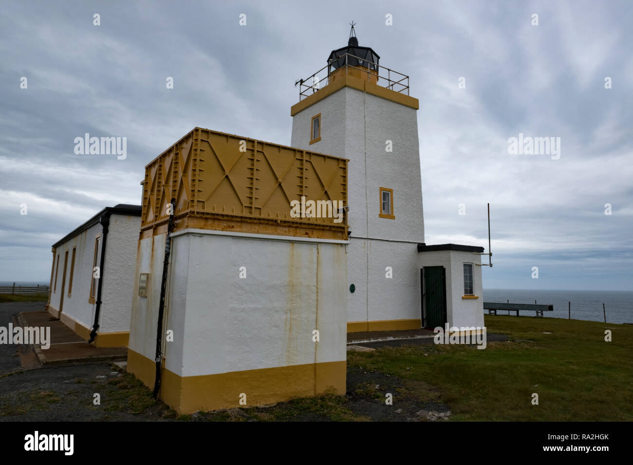 Stevenson le phare sur la côte nord des îles Shetland, d'Écosse et donnant sur l'Océan Atlantique Banque D'Images