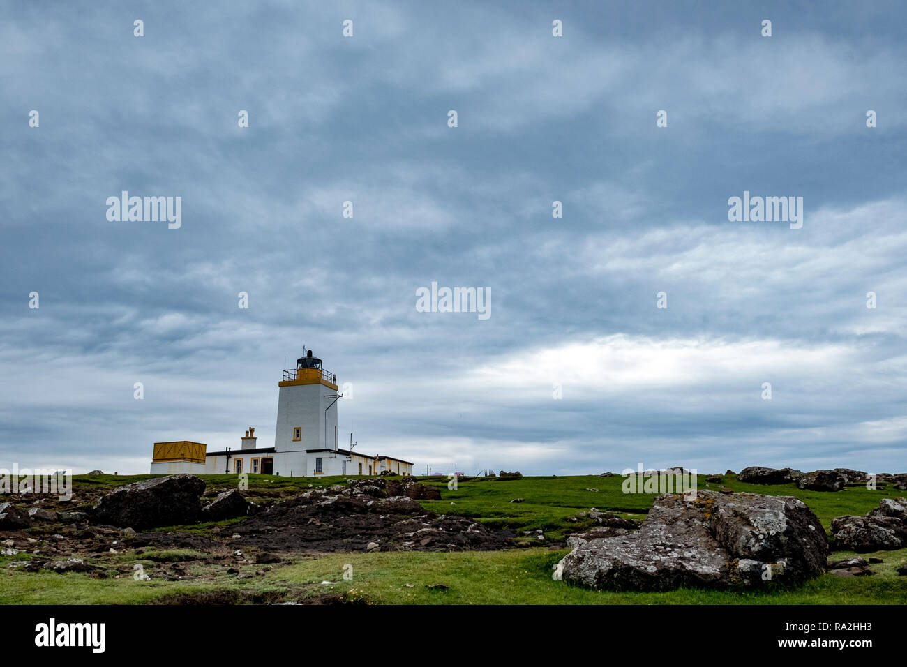 Stevenson le phare sur la côte nord des îles Shetland, d'Écosse et donnant sur l'Océan Atlantique Banque D'Images
