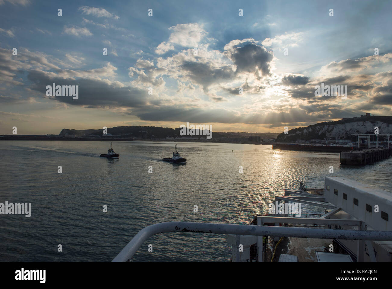 Vues générales du Port de Douvres, Angleterre, RU comme vu à partir d'un ferry en partance. Banque D'Images