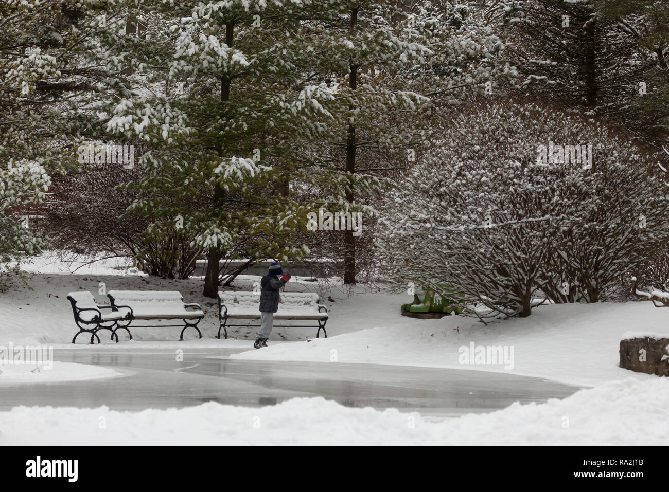 Les jeunes enfants patiner sur la patinoire à l'extérieur à l'intérieur de Storybook Gardens à Springbank Park à Londres, Ontario Canada. Banque D'Images