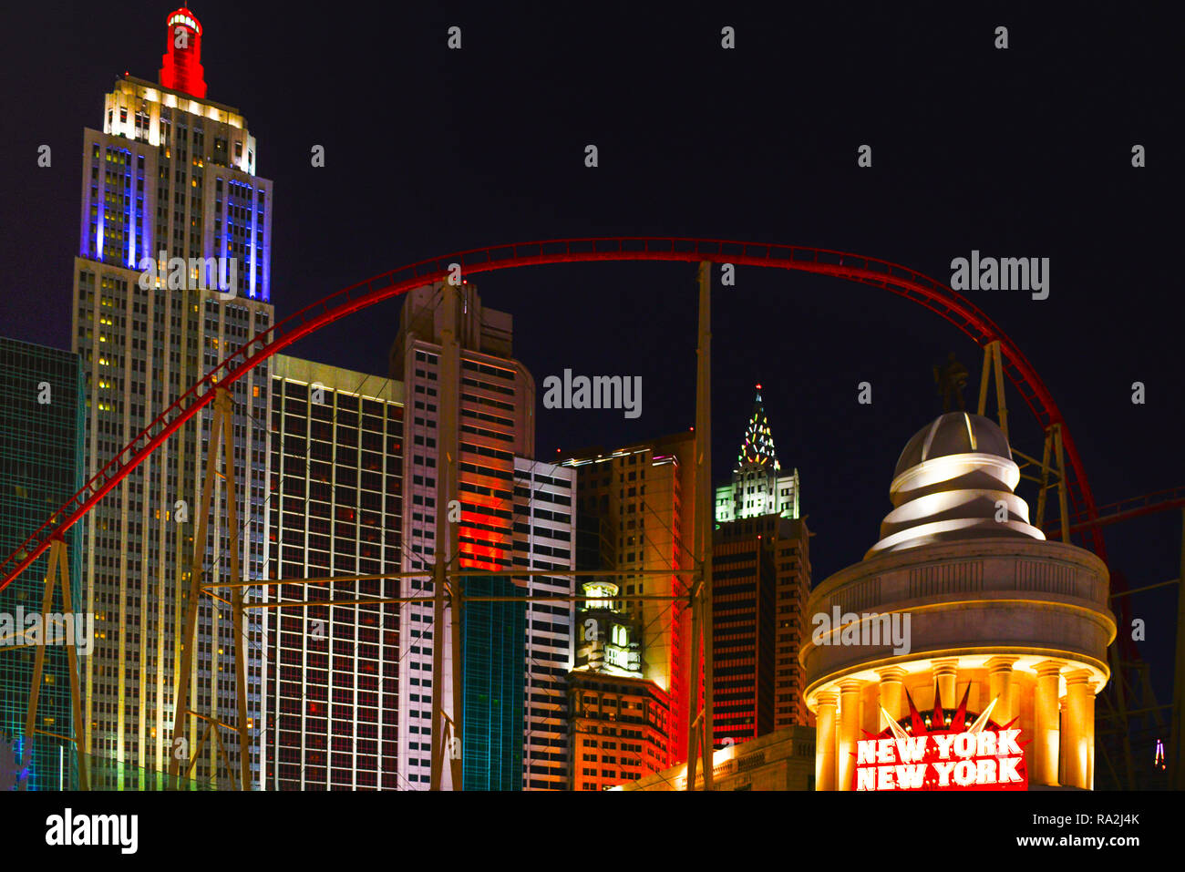 En dehors de la nuit sur le Strip de Las Vegas, NV avec portrait du New York New York Hotel and Casino à la Big Apple coaster en premier plan Banque D'Images