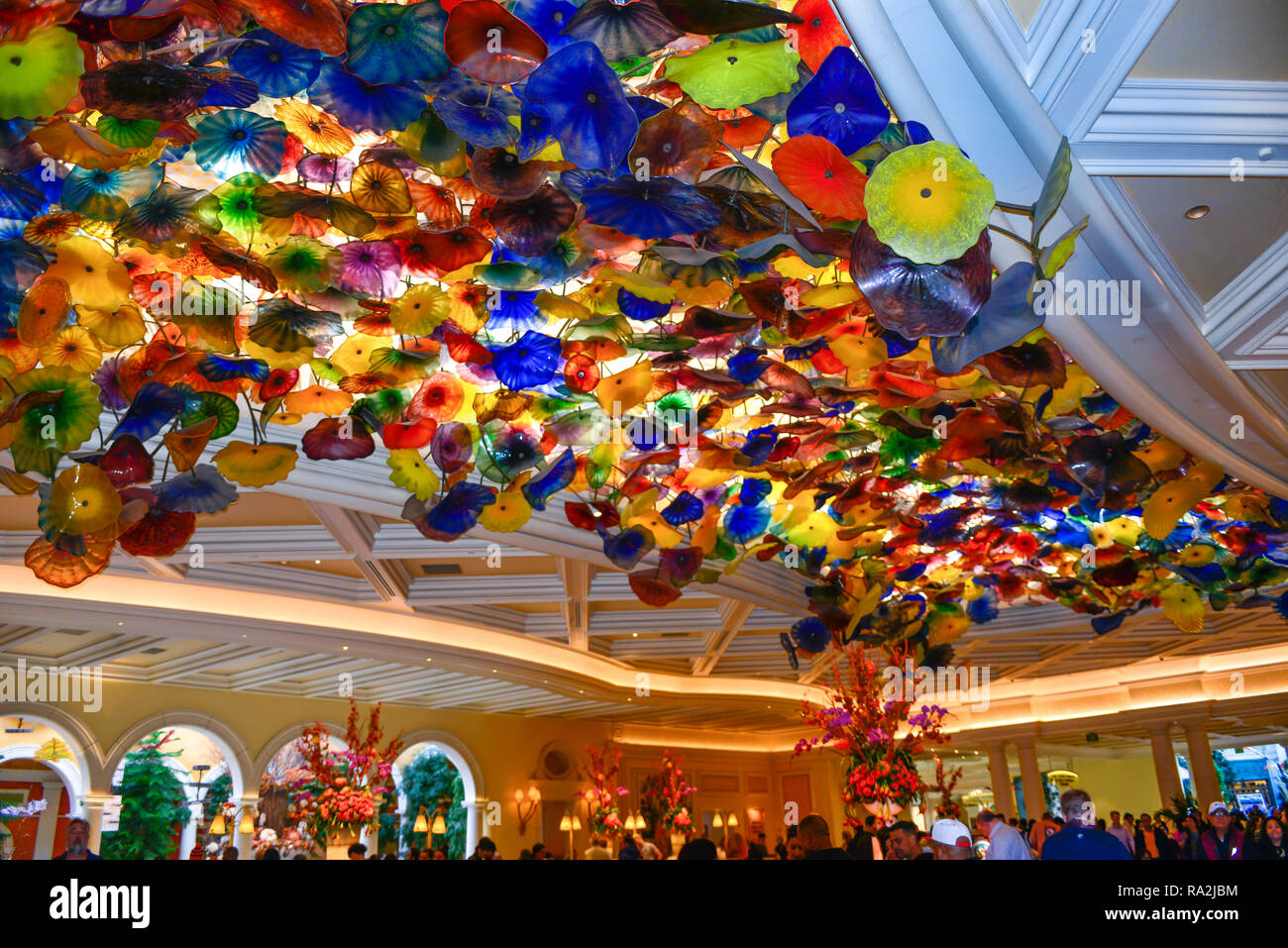 Conçu avec plafond en verre coloré Dale Chihuly sculpture d'thousdands fleurs en verre de passage dans le hall de l'aire d'accueil de l'hotel Bellagio Banque D'Images