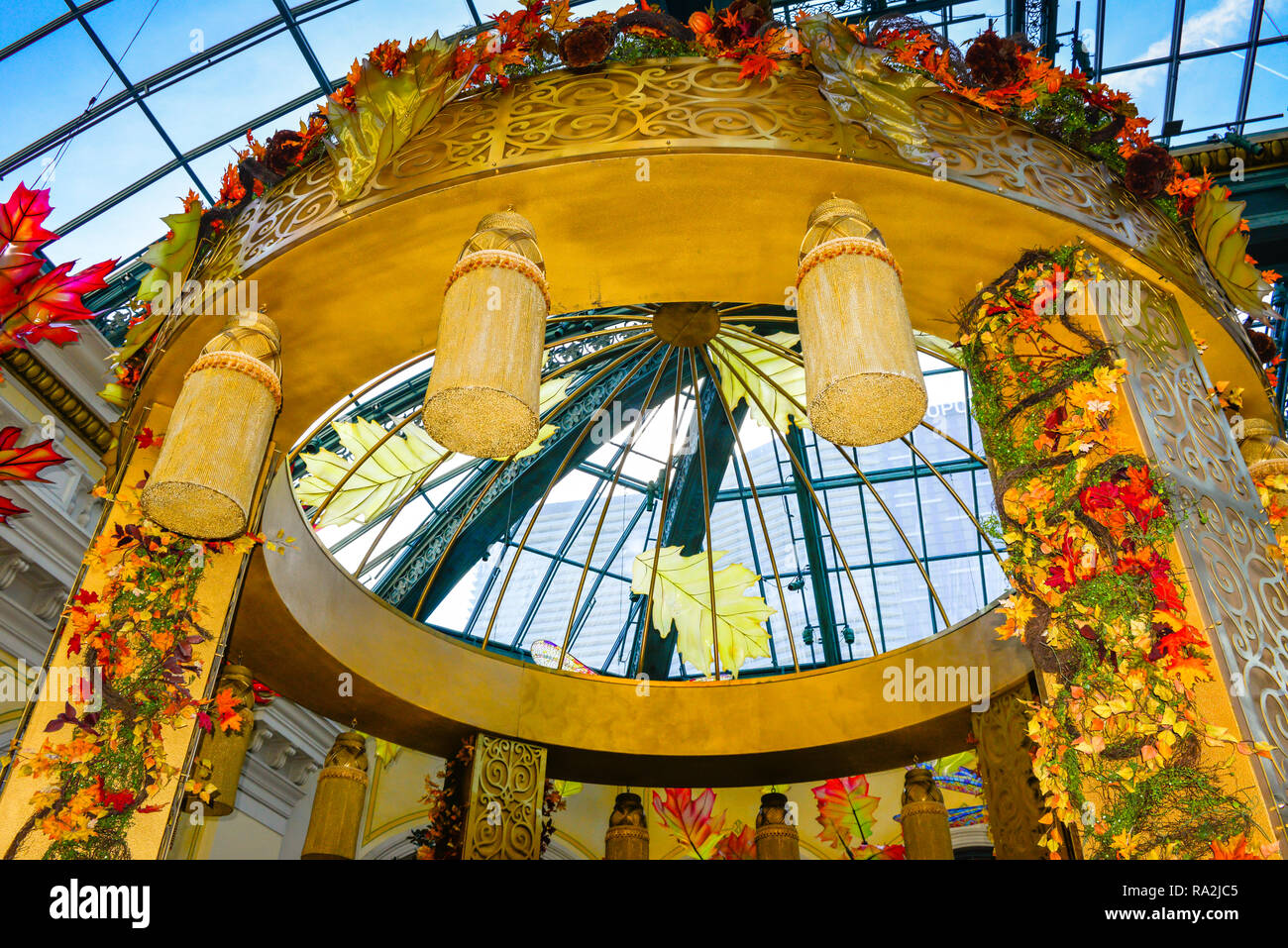 Thème de la récolte l'affichage à l'hôtel Bellagio et véranda du Casino et le jardin botanique avec gazebo décoré de couleur à l'automne à Las Vegas, NV Banque D'Images