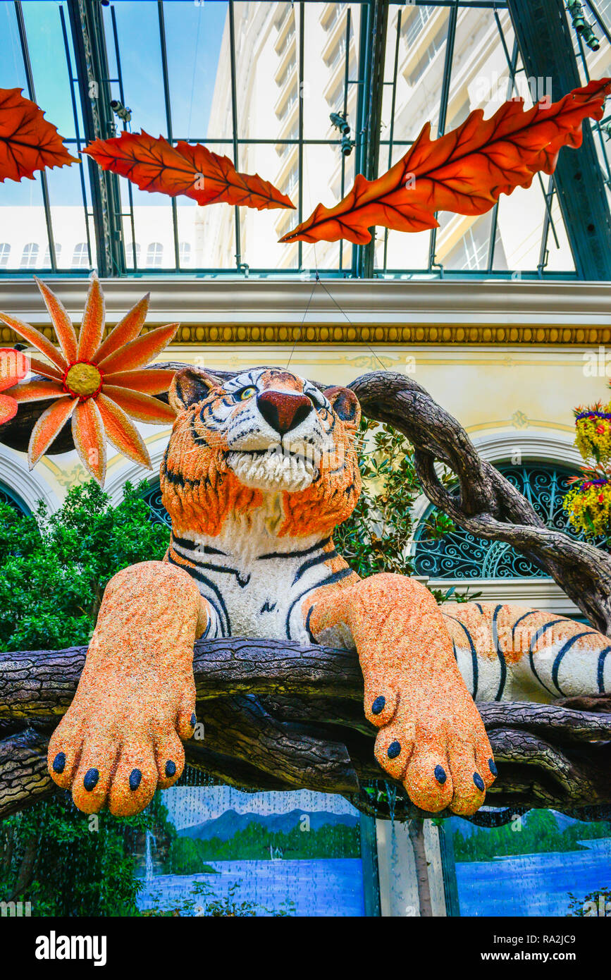 Le thème de la récolte méritoire comprennent Tiger se prélasser dans la véranda à l'intérieur du Bellagio Hotel and Casino, à Las Vegas, NV Banque D'Images