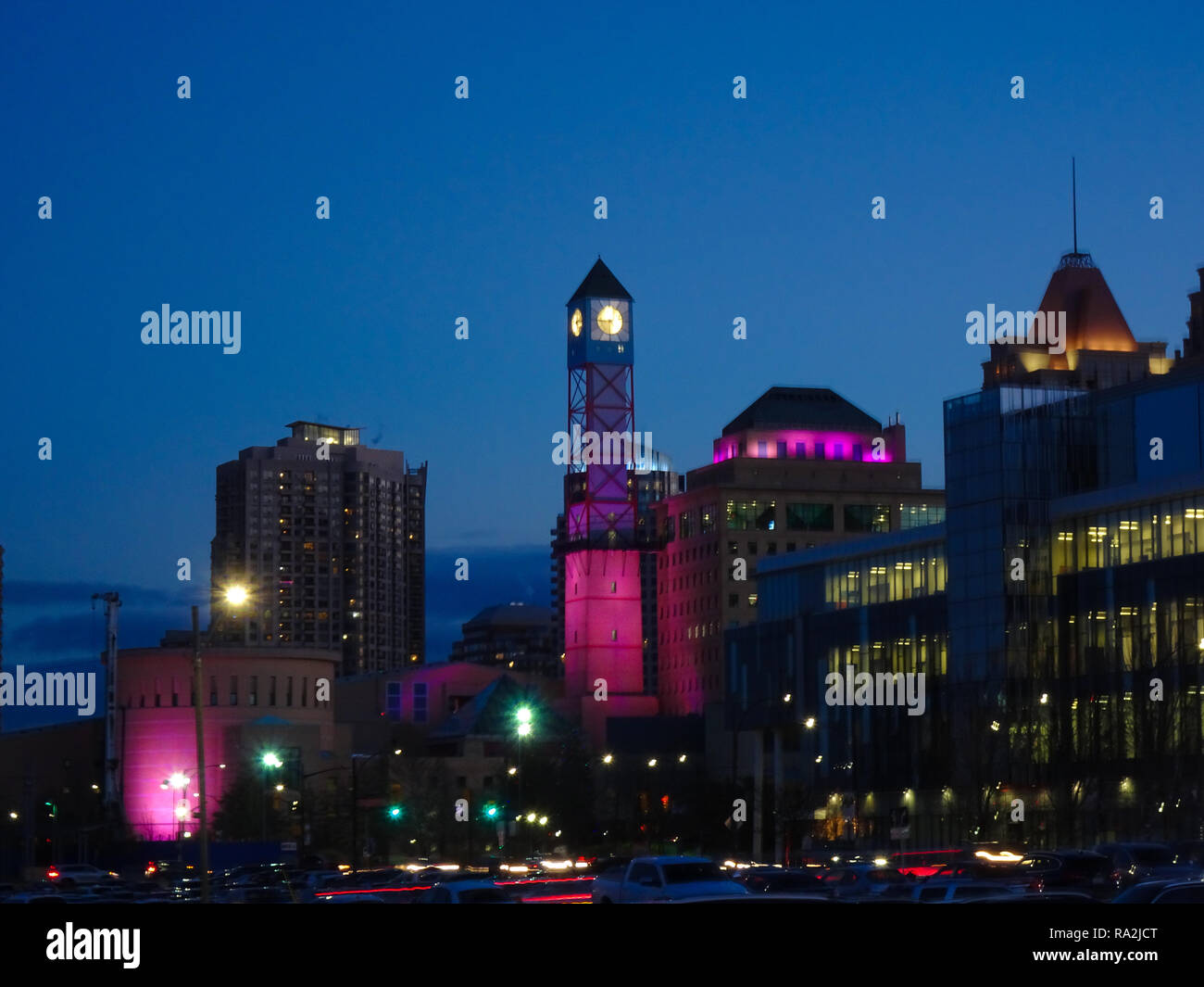 Divers coups de Toronto prises pendant l'heure bleue. Le ciel bleu est couleur contrastante par rapport à l'éclat chaleureux de la ville lumières. Banque D'Images