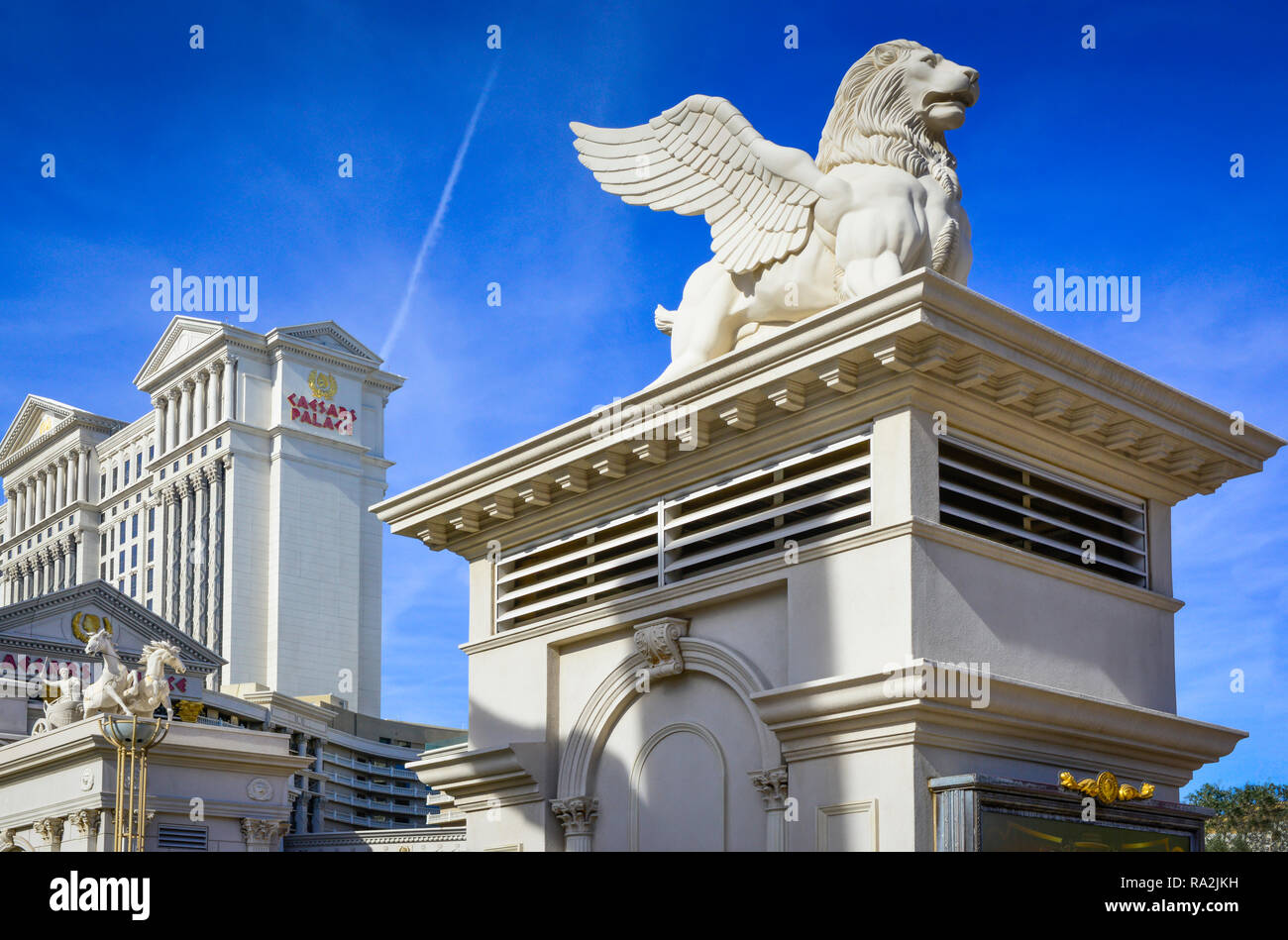 La statuaire lion ailé à l'entrée de l'hôtel et casino à thème Romain, Caesars Palace à Las Vegas, NV contre le ciel bleu Banque D'Images