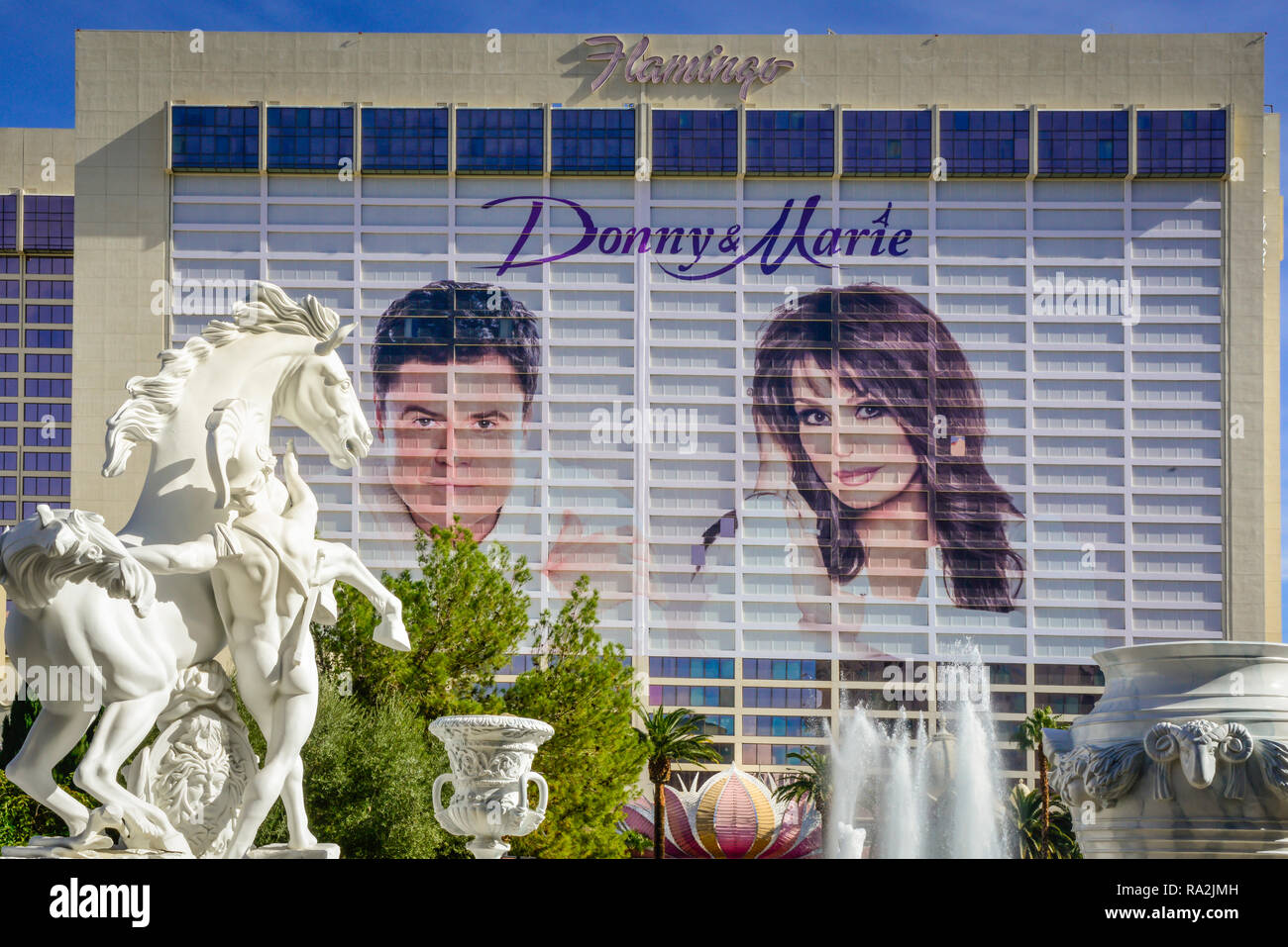 Avec le Caesars Palace statuary en premier plan, Donnie et Marie sont de la publicité sur le Flamingo Hotel et Casino, sur la séquence dans la région de Las Vegas, NV Banque D'Images