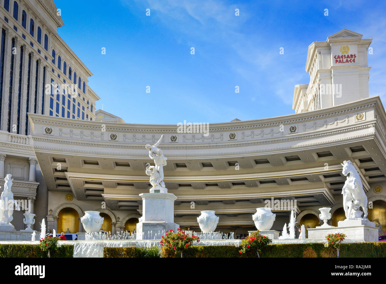 L'opulent entrée de Caesars Palace Hotel et Casino avec fontaines et statues en marbre blanc sur le Strip à Las Vegas, NV Banque D'Images