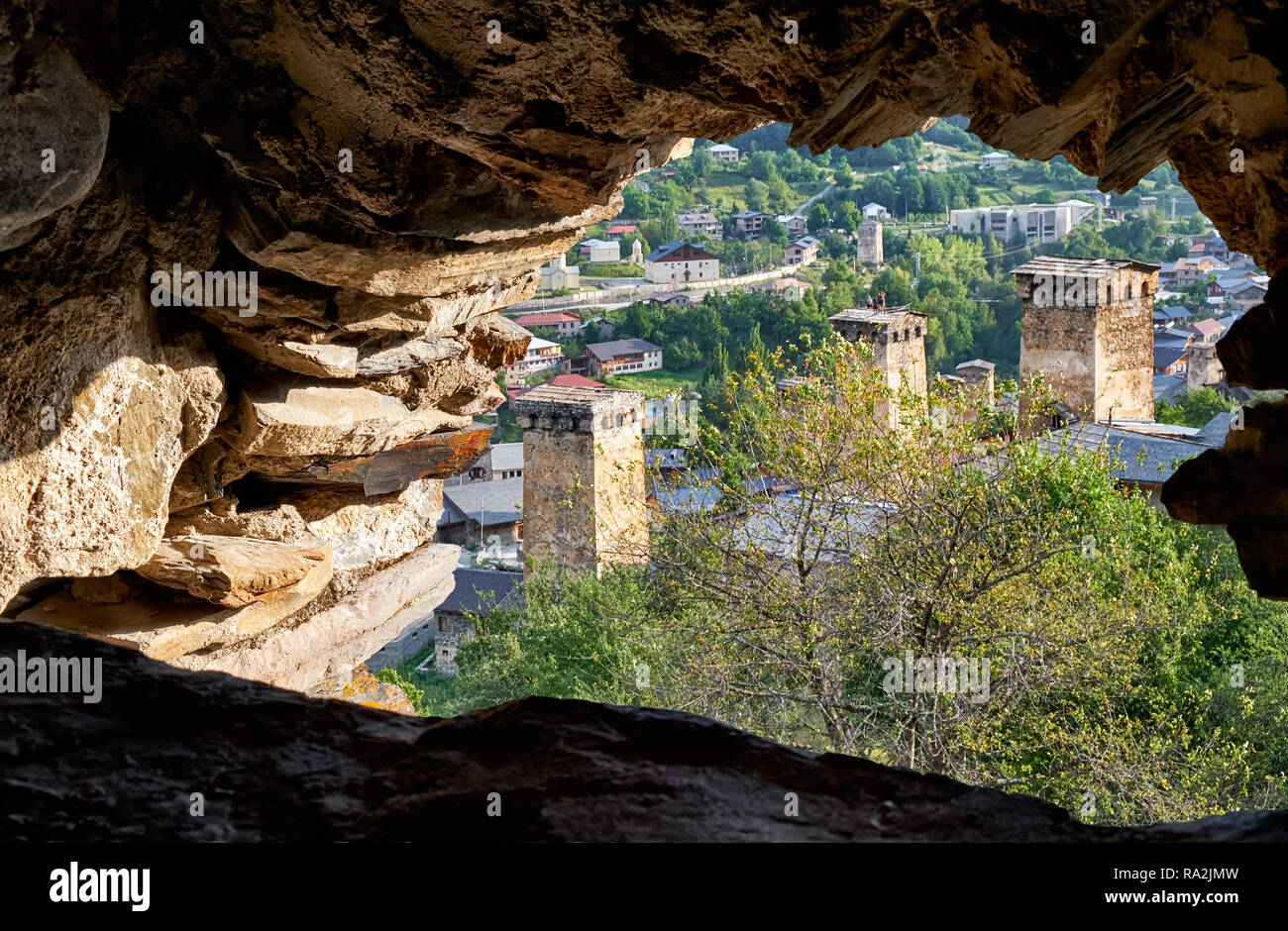 Vue depuis la fenêtre de la meurtrière de la tour fort koki sur georgian town Mestia. La Géorgie, Svaneti. Banque D'Images