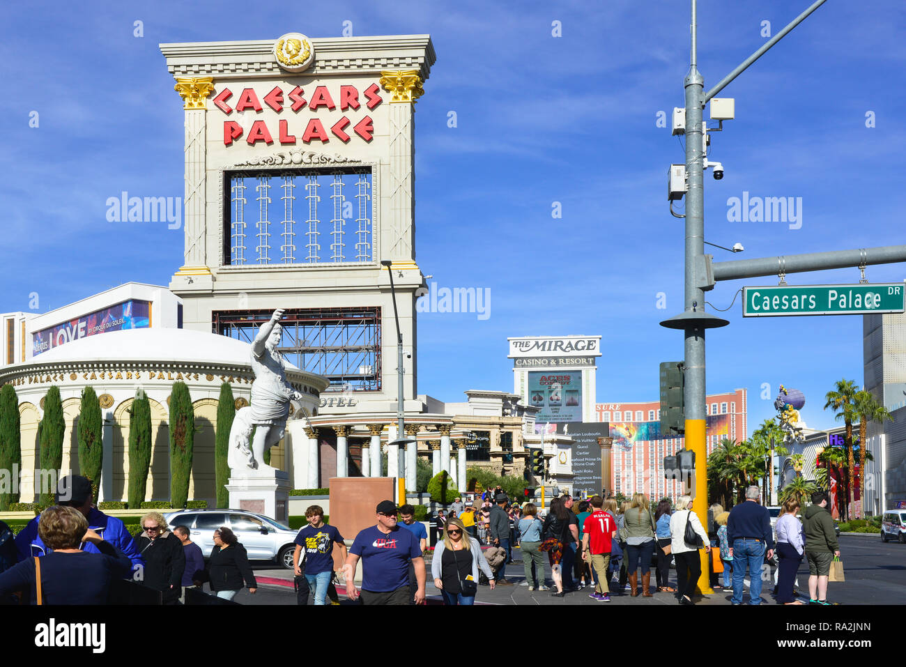 Le Strip de Las Vegas avec des gens qui marchent sur le trottoir en face de monument, Caesars Palace Hotel and Casino sur une journée ensoleillée avec ciel bleu à Las Veg Banque D'Images