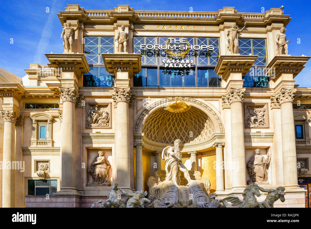Façade d'opulents des colonnes de marbre avec Roman et figures mythiques enchantent les touristes dans le quartier Forum Shops at Caesars Palace, Las Vegas, NV Banque D'Images
