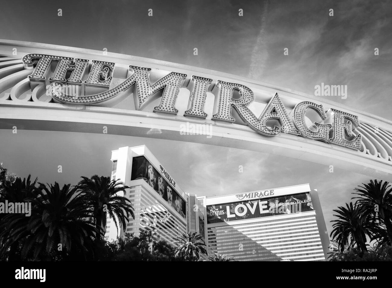 Un gros plan du l'arche affiches pour le Mirage Hotel and Casino à l'entrée sur le Strip à Las Vegas, NV en noir et blanc Banque D'Images