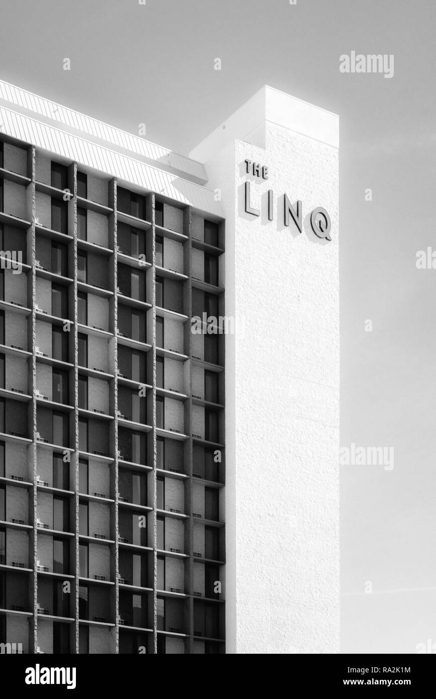 Portrait de l'hôtel de style contemporain conçu LINQ et Casino sur le Strip à Las Vegas, NV, en noir et blanc Banque D'Images
