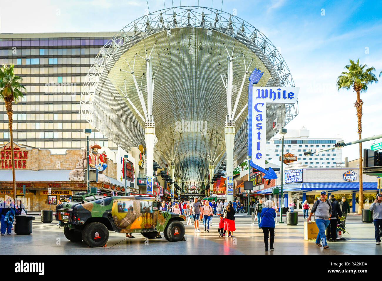 Immense voûte en tonneau couvrant des blocs pour Fremont Street