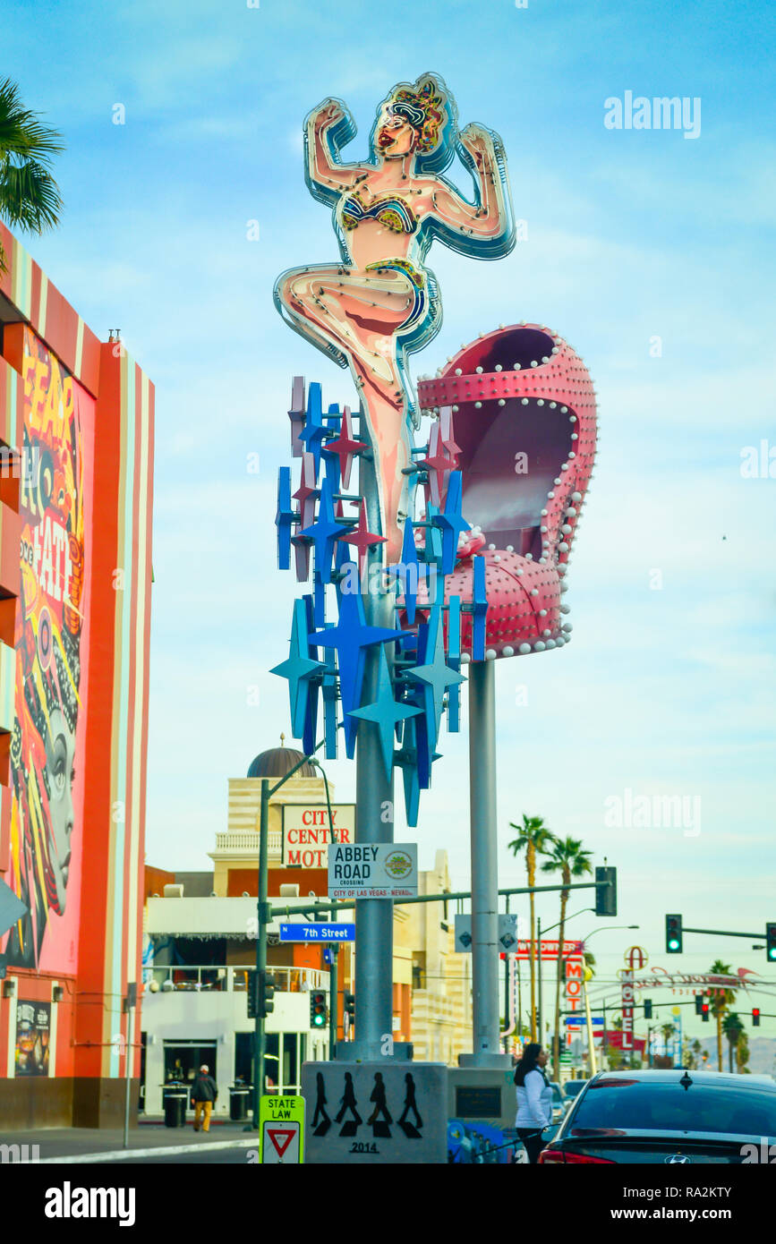 Une showgirl sur un poteau en néon, ainsi qu'une connexion à haut talon, sur la 7e rue à Fremont East District dans la région de Old School, du centre-ville de Vegas, Las Vegas, NV, USA Banque D'Images