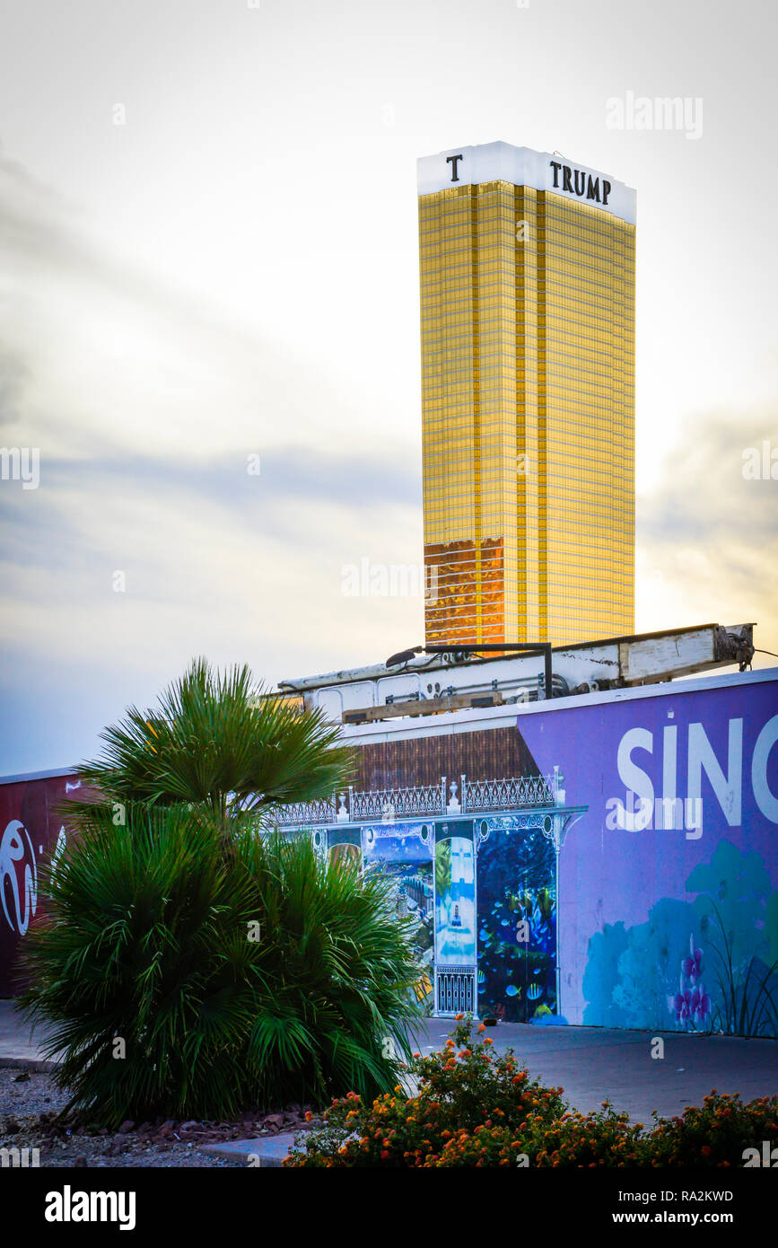 Le Trump Hotel Resort and Casino se colorent au coucher du soleil d'or à proximité d'une zone de construction à Las Vegas, NV Banque D'Images