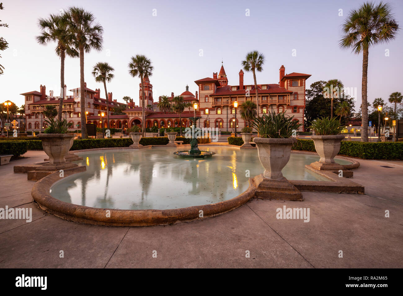 Saint Augustine, Floride, États-Unis - 30 octobre 2018 : Belle fontaine dans Lightner Museum lors d'un coucher de soleil. Banque D'Images