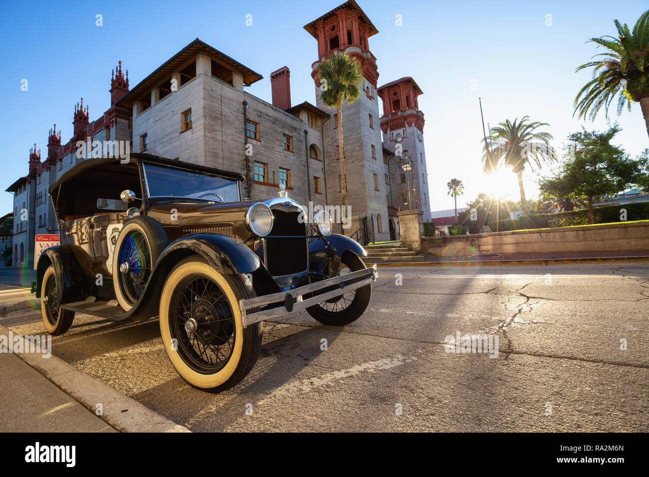 Saint Augustine, Floride, États-Unis - 30 octobre 2018 : Ford de collection ancien Vintage voiture garée en face de Lightner Museum lors d'un coucher de soleil. Banque D'Images