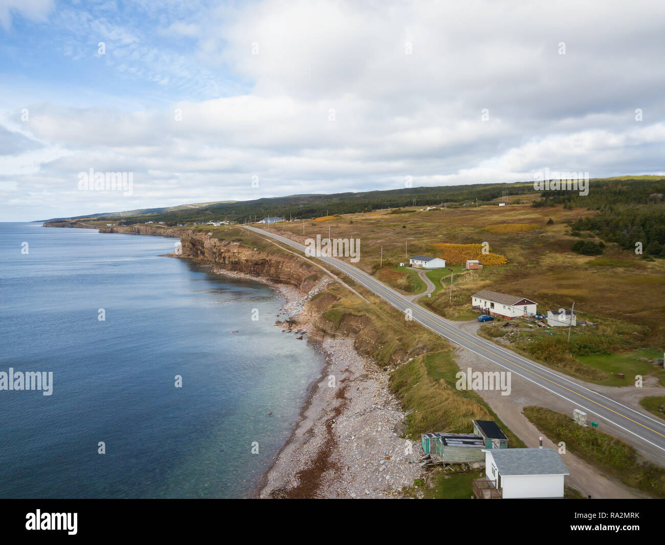 Vue aérienne paysage panoramique d'une route pittoresque sur la côte de l'océan Atlantique au cours d'une journée ensoleillée. Prises à Port-au-Port West-Aguathuna-Felix Cove, Newf Banque D'Images