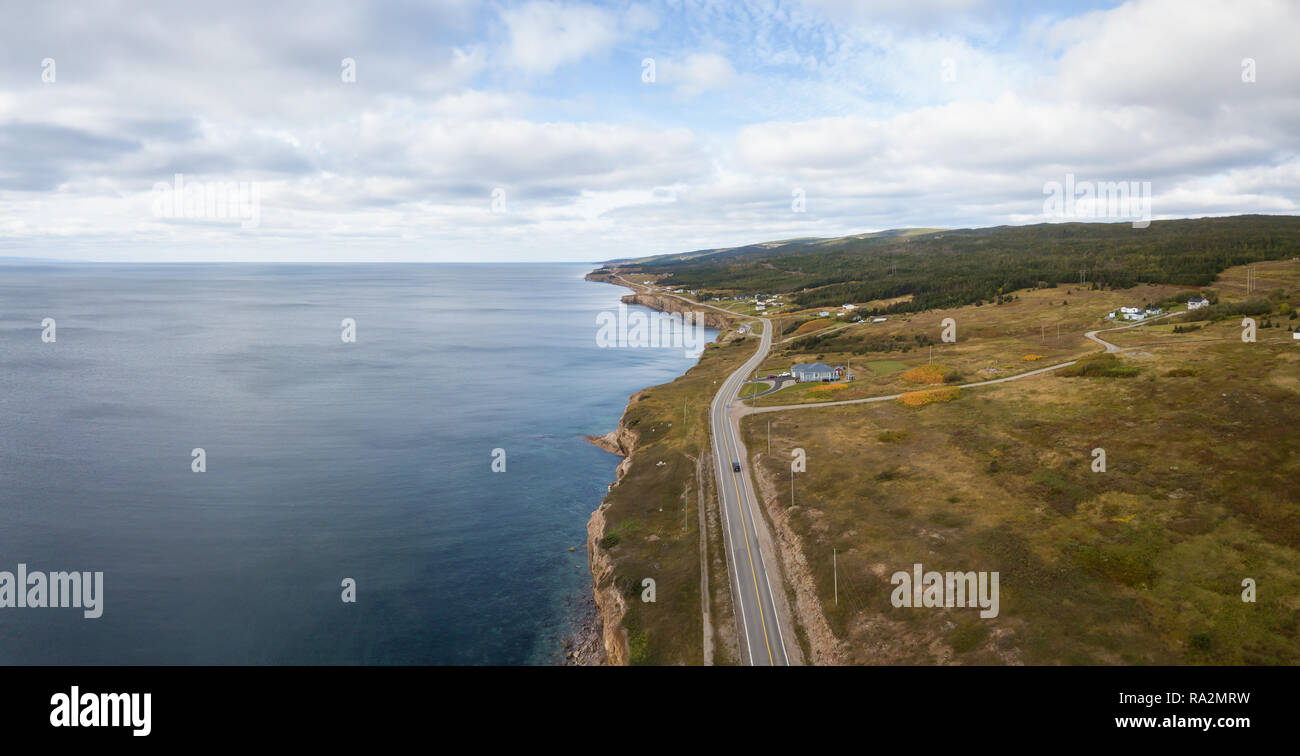 Vue aérienne paysage panoramique d'une route pittoresque sur la côte de l'océan Atlantique au cours d'une journée ensoleillée. Prises à Port-au-Port West-Aguathuna-Felix Cove, Newf Banque D'Images
