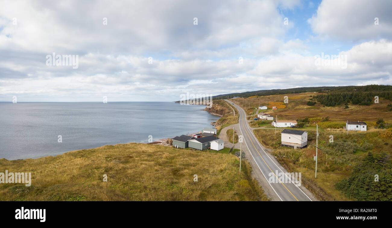 Vue aérienne paysage panoramique d'une route pittoresque sur la côte de l'océan Atlantique au cours d'une journée ensoleillée. Prises à Port-au-Port West-Aguathuna-Felix Cove, Newf Banque D'Images