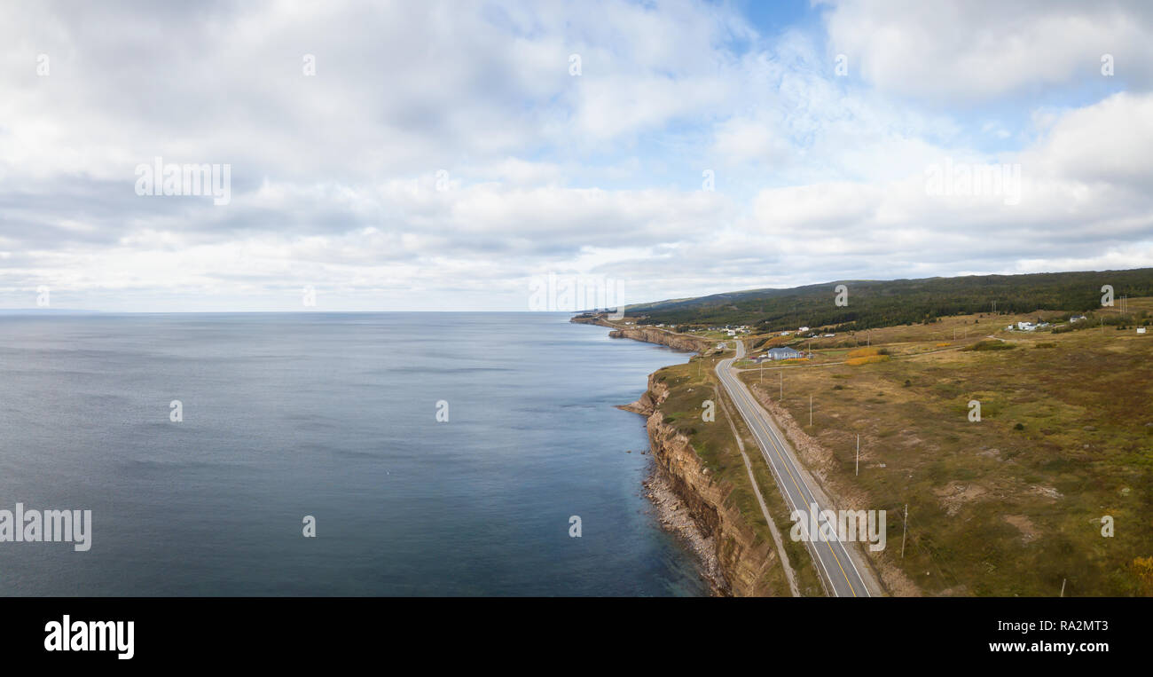 Vue aérienne paysage panoramique d'une route pittoresque sur la côte de l'océan Atlantique au cours d'une journée ensoleillée. Prises à Port-au-Port West-Aguathuna-Felix Cove, Newf Banque D'Images