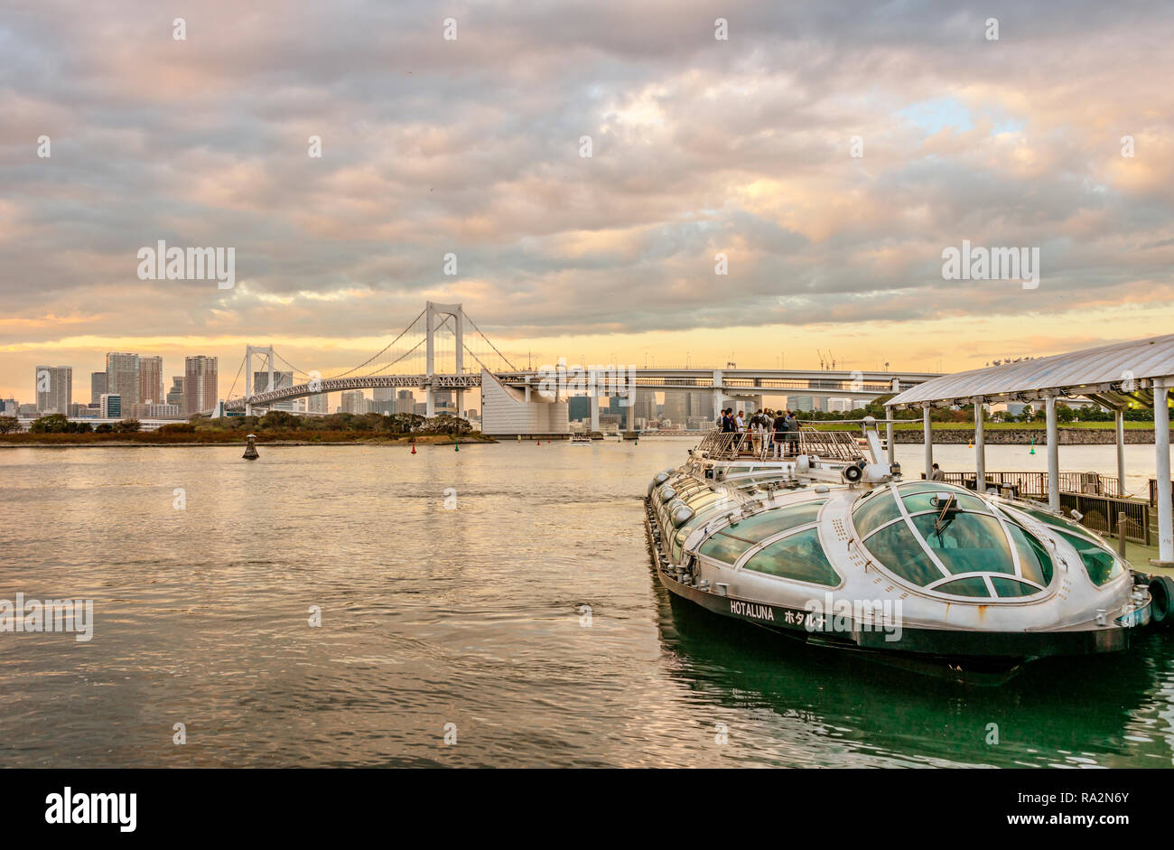 Bateau Touristique De La Ligne De Croisière De Tokyo « Hotaluna » Au Bord De Mer D'Odaiba, Dans La Baie De Tokyo, À Tokyo, Au Japon Banque D'Images