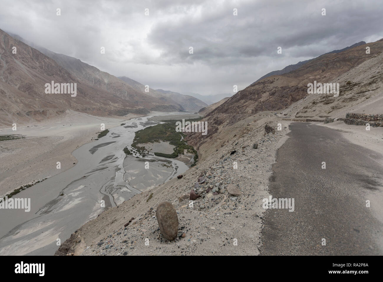 Fleuves Shyok river et une route de montagne entre la vallée de Nubra et Wari La pass, le Ladakh, le Jammu-et-Cachemire, l'Inde, le 19 juillet 2018. (Photo/CTK Karel Picha) Banque D'Images