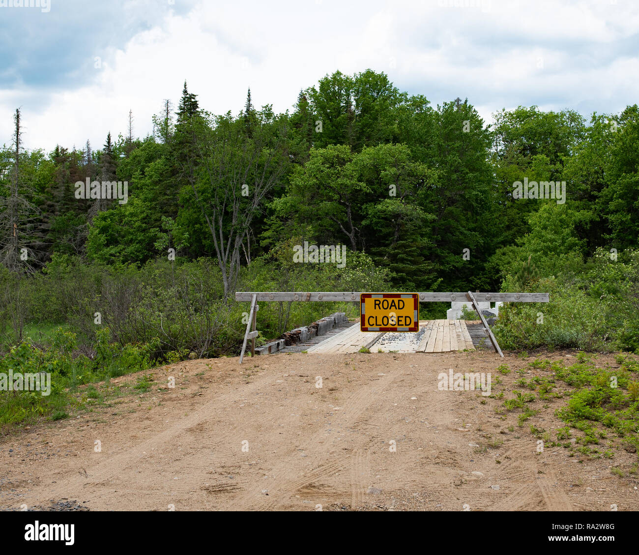 Une route fermée signe et barricade bloquer un pont en bois a condamné l'exploitation forestière dans les Adirondack désert. Banque D'Images