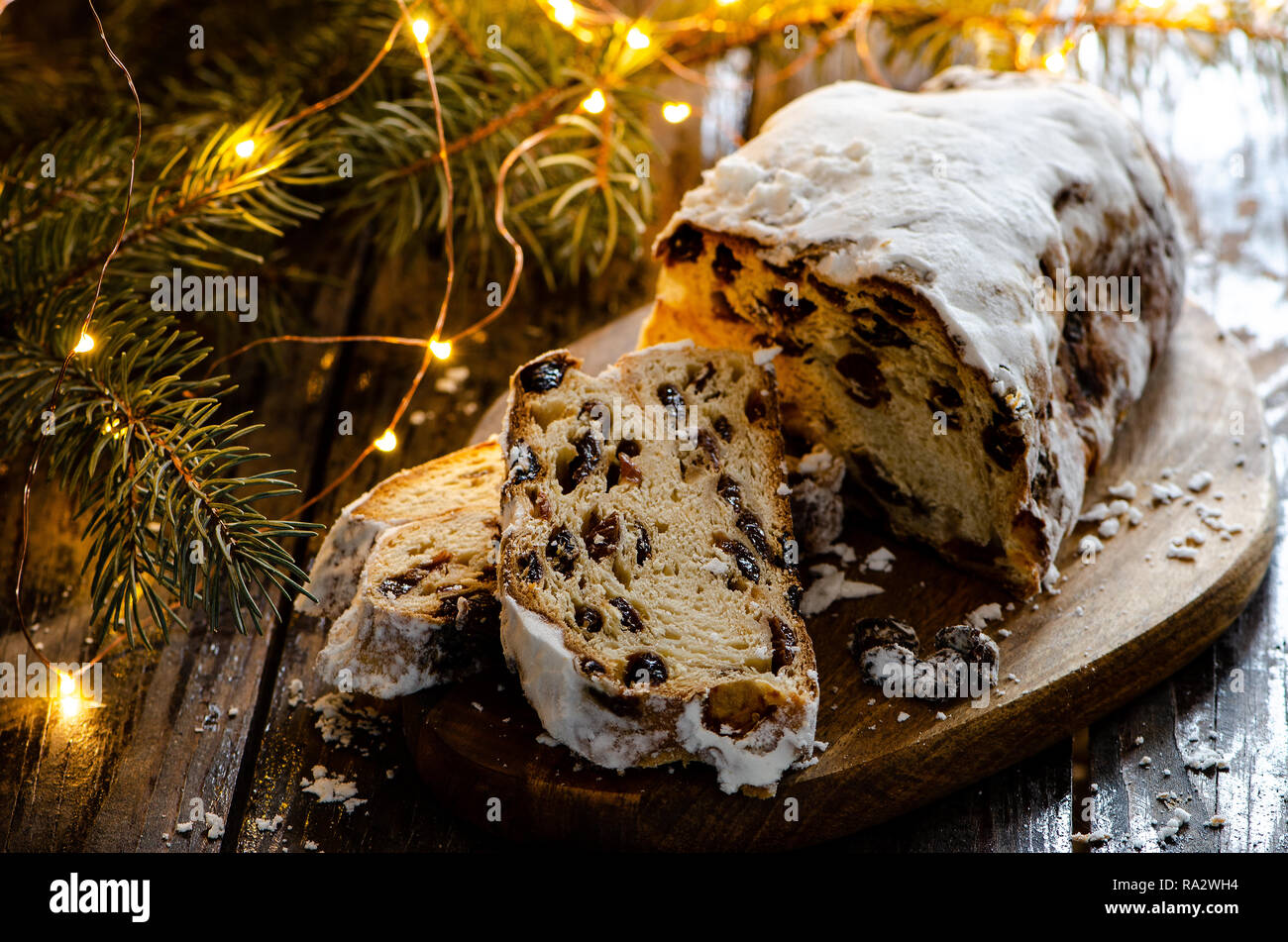 Stollen de Noël allemand avec des lumières et de pommes Banque D'Images