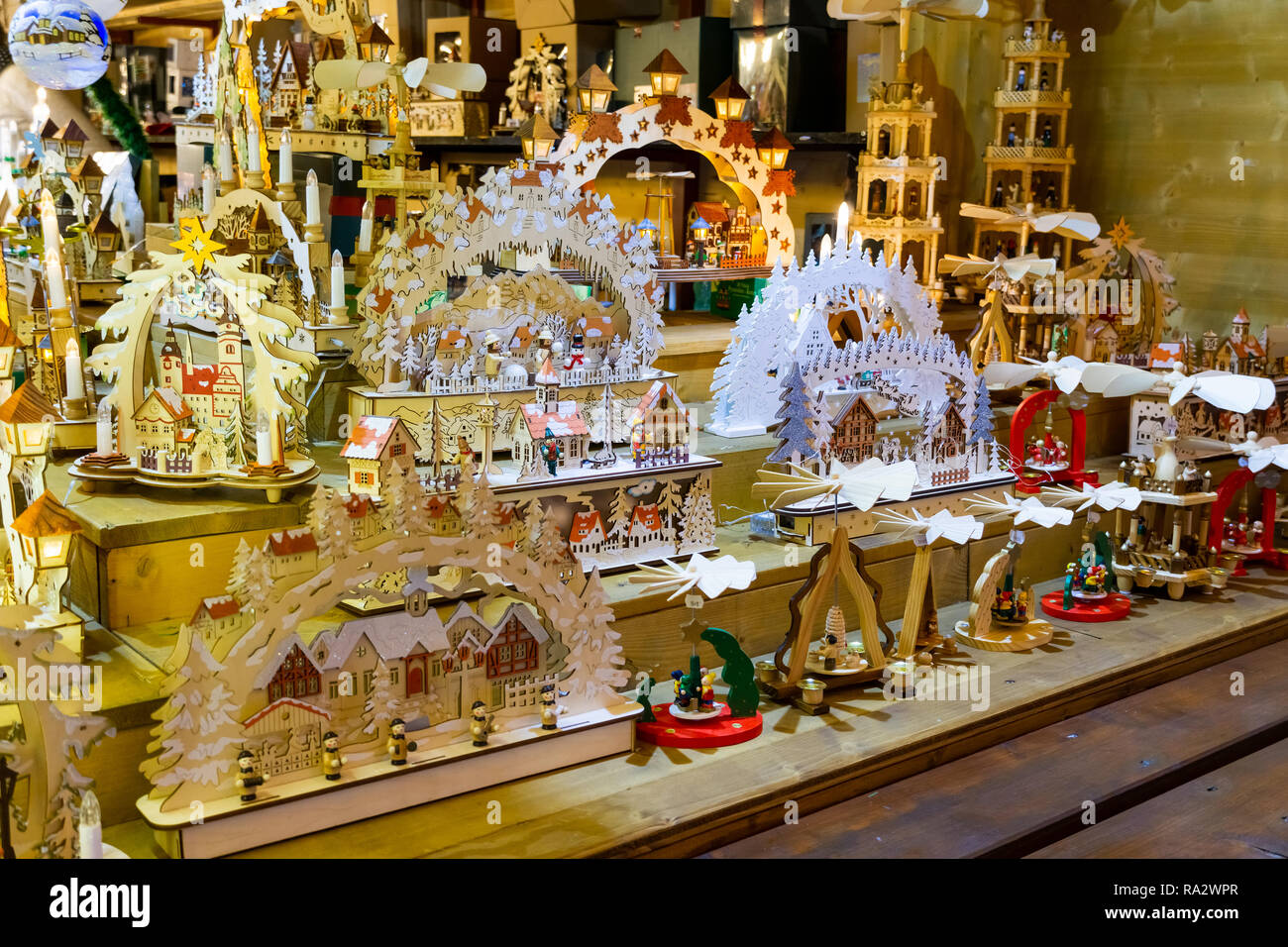 Conçu en bois, jouets et décorations de Noël sur vieux sur un stand au  traditionnel marché de Noël de Strasbourg, France, Europe Photo Stock -  Alamy