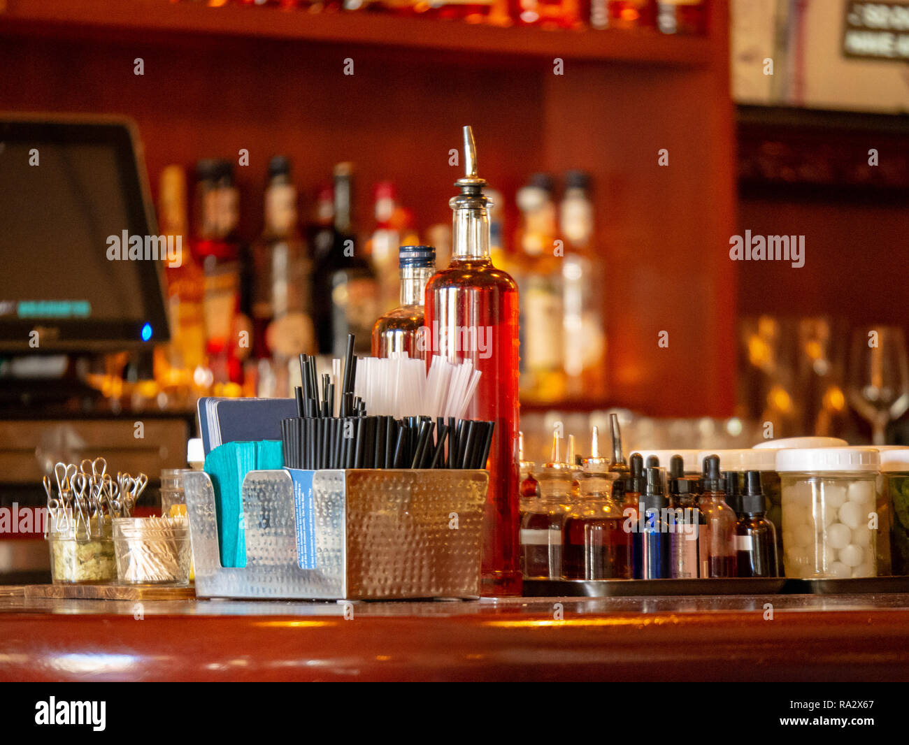 La paille, de l'alcool, des boissons, et de divers outils cocktail assis  sur un comptoir bar Photo Stock - Alamy