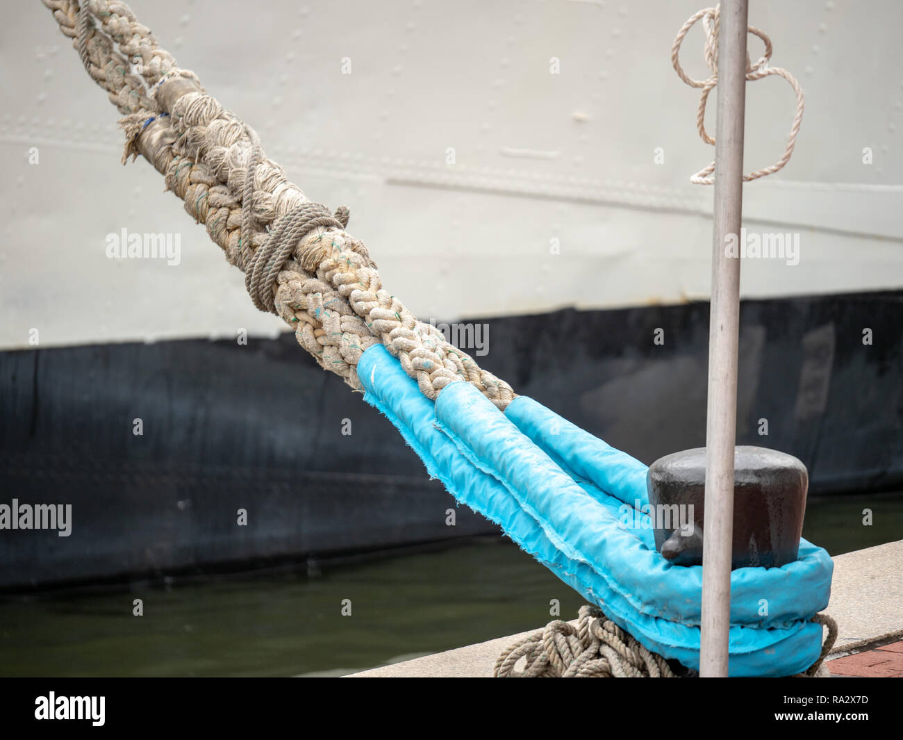 Des câbles de navire à l'aide de bornes d'ancrer la corde de marin à quai Banque D'Images